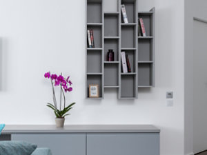 Modern living room with minimalist furniture, featuring ultra-matt wood coatings by Sayerlack.