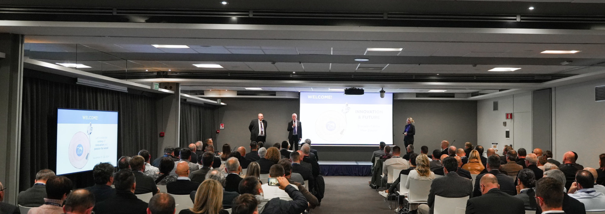 Audience attending a presentation during Sayerlack’s 70th anniversary event in a conference room.