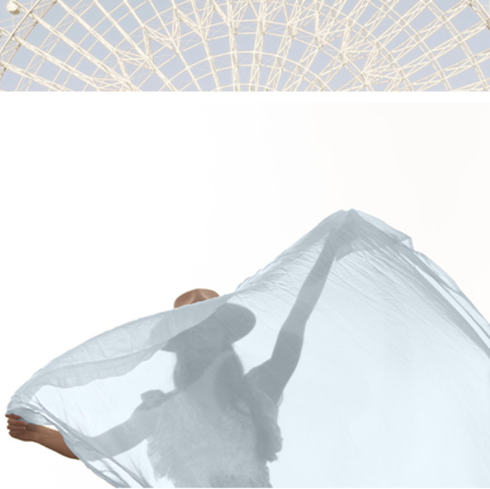 Verspieltes Bild einer Frau für die Sherwin-Williams Farbe des Jahres, Upward – SW 6239 