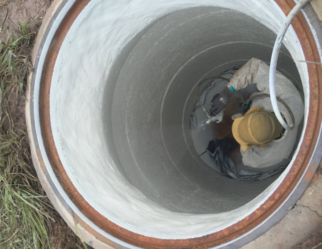 Applicator rehabilitating a sewer manhole