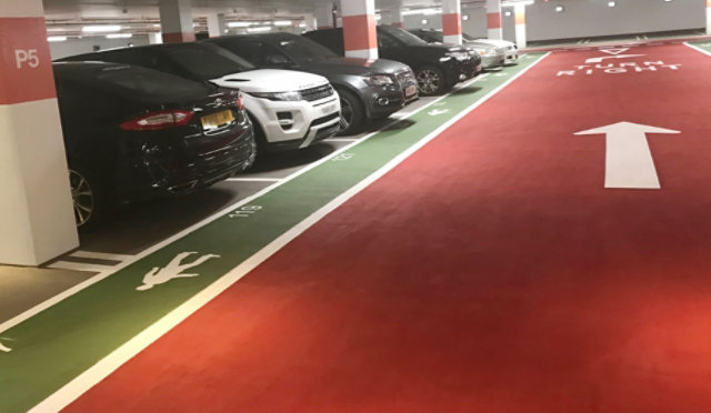 Revêtement en résine dans un parking