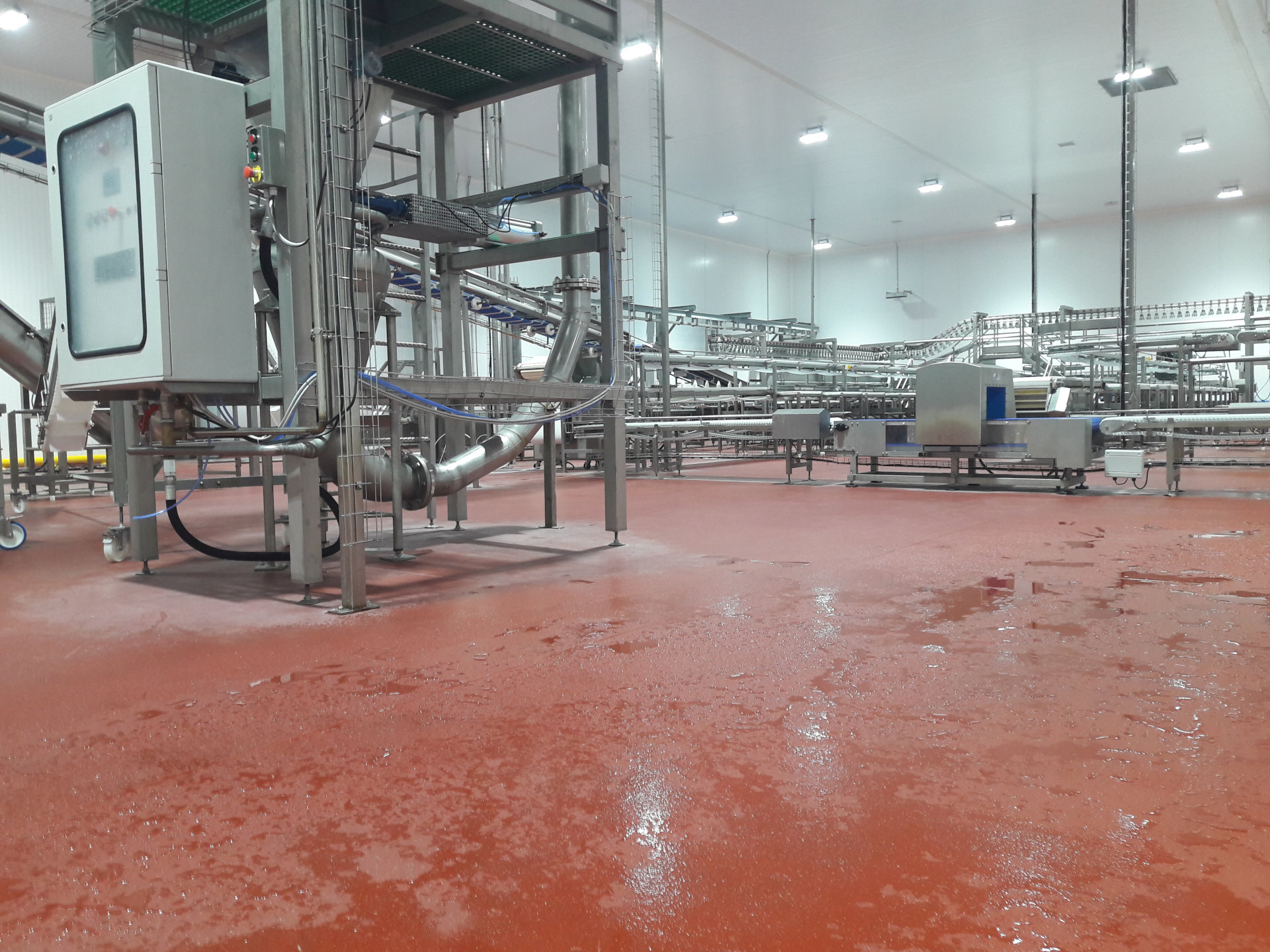 https://s7d2.scene7.com/is/image/sherwinwilliams/sherwin-resin-floor-food-beverage-meat-processing?fit=constrain,1&wid=1920