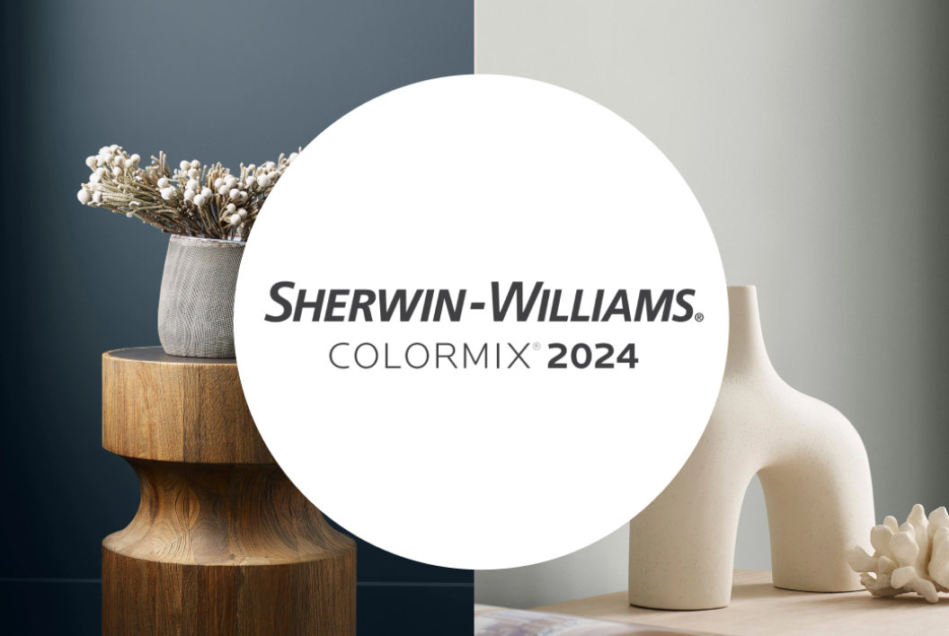 Ein Dekorationsarrangement vor einem Hintergrund aus Farben der Sherwin-Williams Colormix 2024 Reihe.