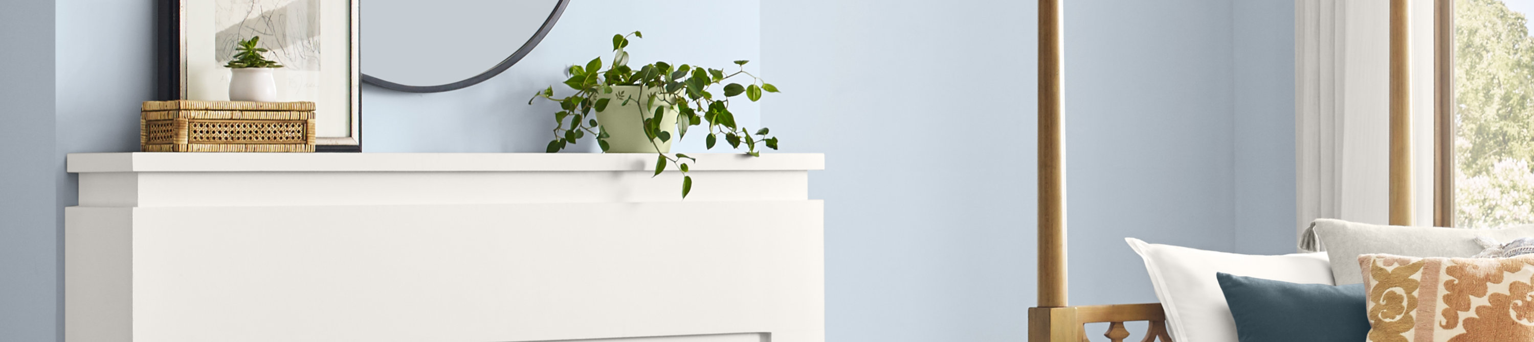 Ansicht eines Wohnzimmers, gestrichen in der Sherwin-Williams Farbe des Jahres, Upward – SW 6239