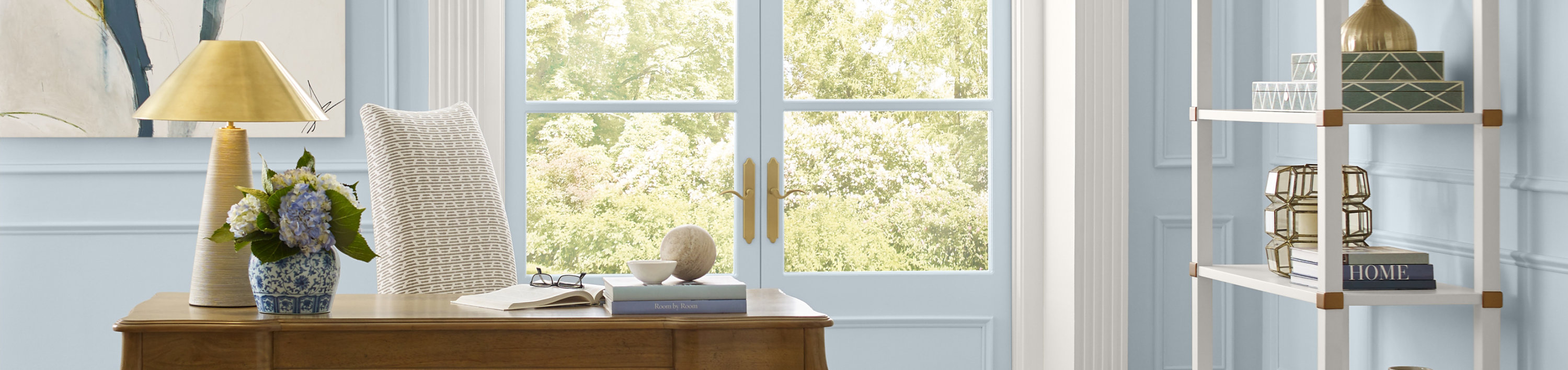 Vorderansicht eines Zimmers, gestrichen in der Sherwin-Williams Farbe des Jahres, Upward – SW 6239