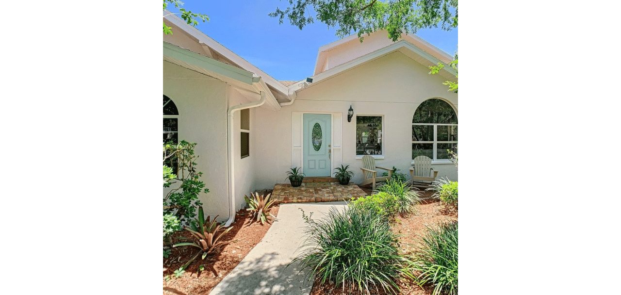 Home exterior painted in Eider White SW 7014 by @arochicsragingco.