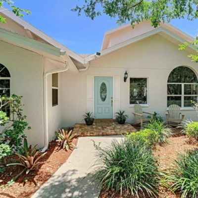 Home exterior painted in Eider White SW 7014 by @arochicsragingco.