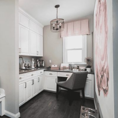 A kitchen painted in mindful gray sw 7016 by @cashmereandvineinteriors.