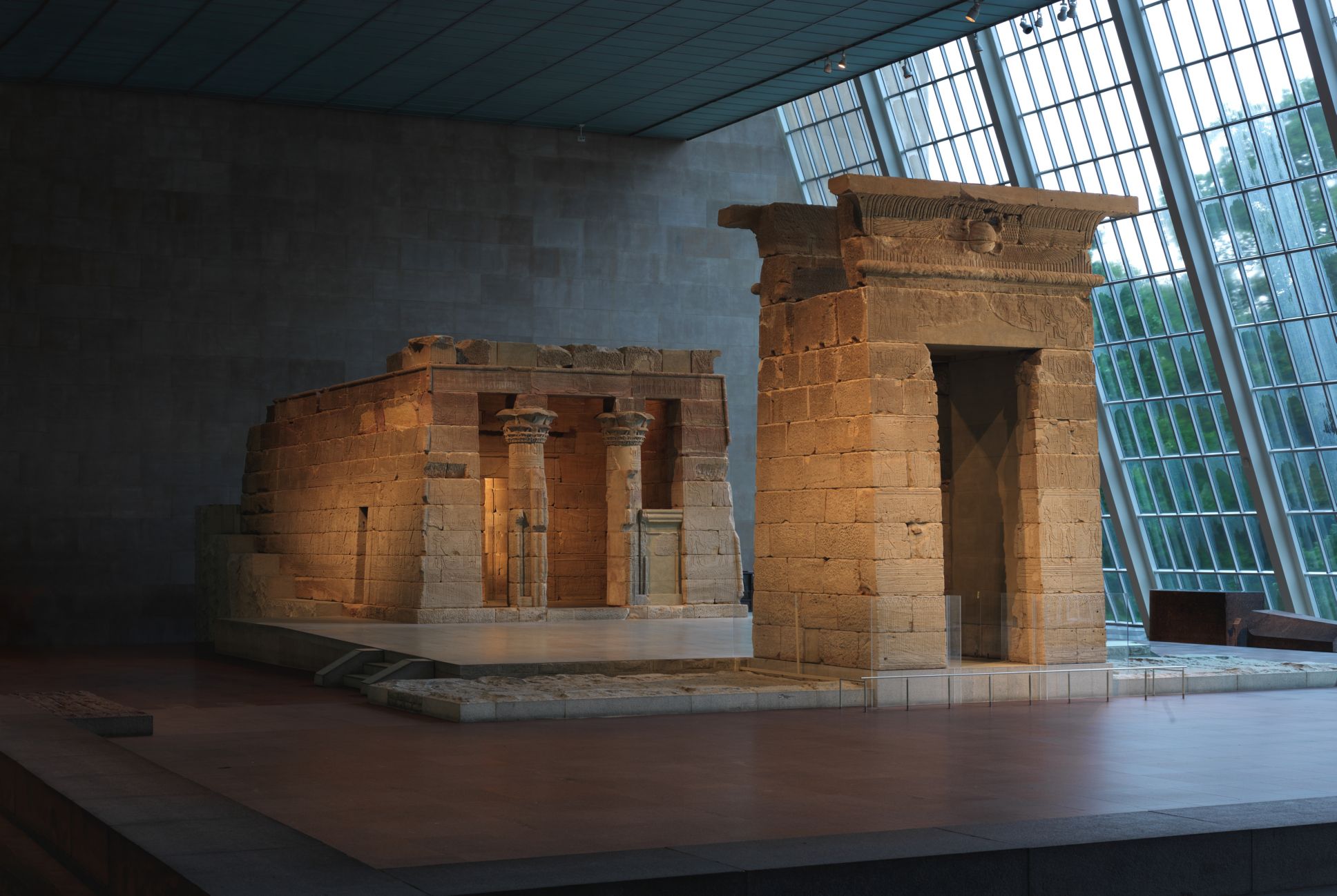 The Met Dedur Header